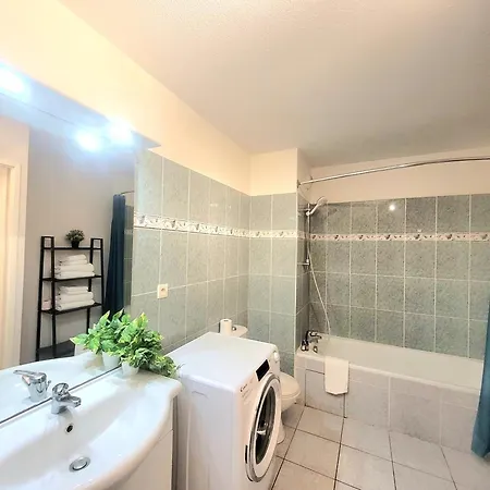 Cozy Pool View Of Cite Des Vins *