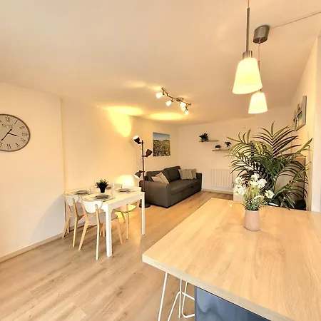 Cozy Pool View Of Cite Des Vins Μπον