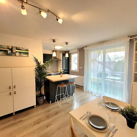 Cozy Pool View Of Cite Des Vins *