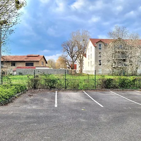 Cozy Pool View Of Cite Des Vins * 博讷