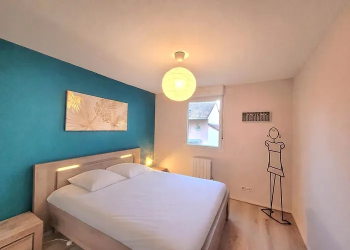 Cozy Pool View Of Cite Des Vins