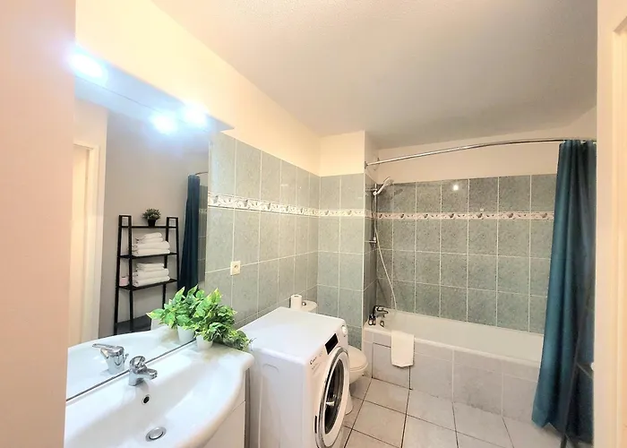 Cozy Pool View Of Cite Des Vins *