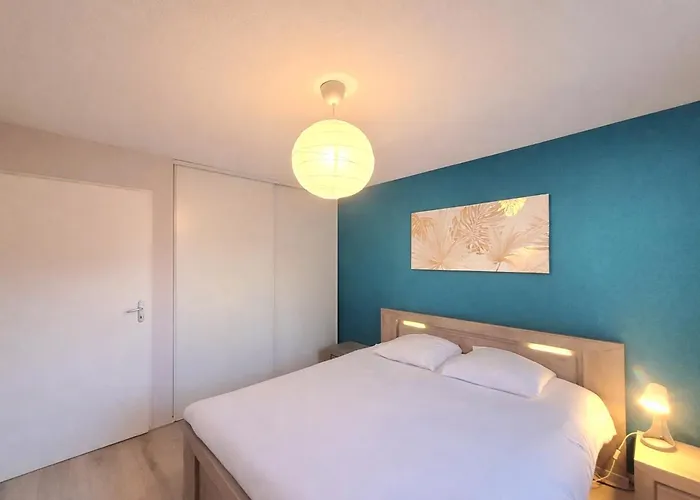 Cozy Pool View Of Cite Des Vins