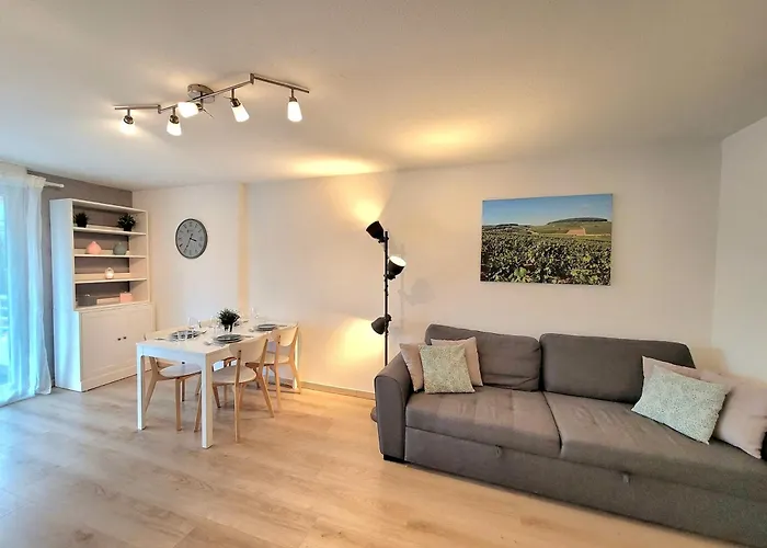 Cozy Pool View Of Cite Des Vins