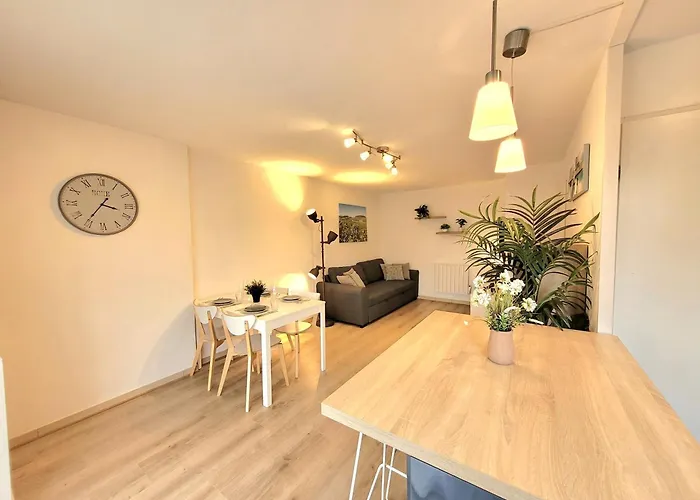 Cozy Pool View Of Cite Des Vins Μπον