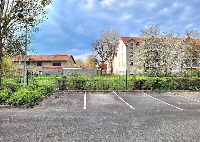 Cozy Pool View Of Cite Des Vins * 博讷